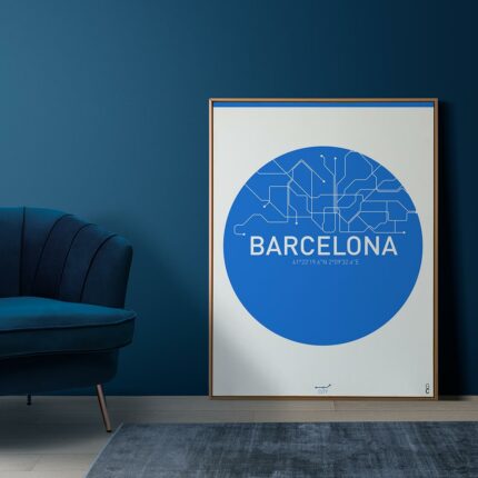 El póster "BARCELONA" de la colección City Collection captura la esencia de la ciudad con el icónico panot de flor, un símbolo representativo del modernismo catalán. Este diseño único resalta la famosa baldosa que adorna muchas calles de Barcelona, evocando la belleza y el carácter de la ciudad. Con un estilo contemporáneo y elegante, el póster aporta un toque artístico y cultural a cualquier espacio. Perfecto para los amantes del arte, la arquitectura y la historia de Barcelona. ¡Añade un pedazo de la ciudad condal a tu decoración con el póster "BARCELONA"!