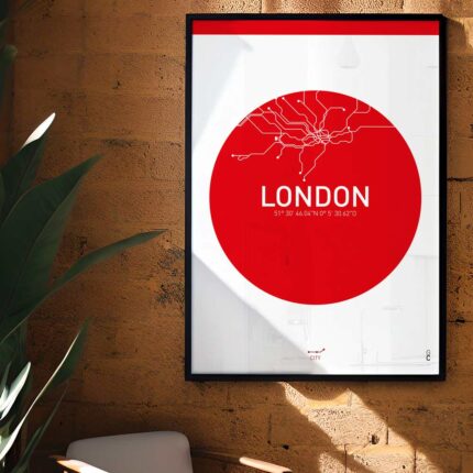 El póster "LONDON" de la colección City Collection celebra la icónica red de metro de Londres, con un diseño que destaca las famosas paradas y estaciones de la ciudad. Con su estilo moderno y detallado, este póster captura la esencia del transporte público londinense, reflejando el dinamismo y la vida cotidiana de la capital británica. Ideal para los amantes de Londres, la arquitectura y el diseño urbano, el póster "LONDON" aporta un toque urbano y sofisticado a cualquier espacio.