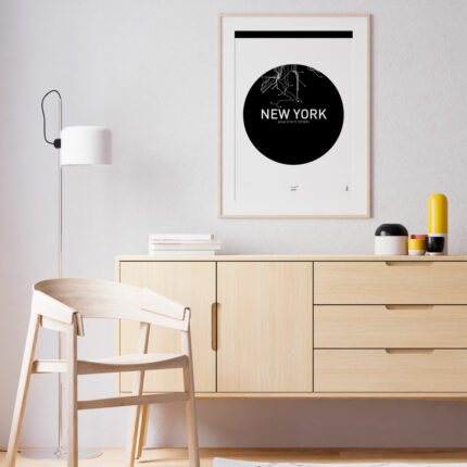 El póster "NEW YORK" de la colección Food Collection rinde homenaje al icónico sistema de metro de Nueva York, capturando la esencia de sus famosas paradas. Con un diseño moderno y dinámico, este póster refleja el ajetreo y la vida vibrante de la Gran Manzana, representando la conectividad y el ritmo único del transporte público neoyorquino. Perfecto para los amantes de la ciudad, el arte urbano y el diseño, el póster "NEW YORK" aporta un toque de energía y estilo cosmopolita a cualquier espacio.