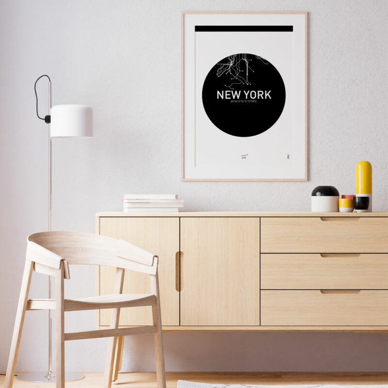 El póster "NEW YORK" de la colección Food Collection rinde homenaje al icónico sistema de metro de Nueva York, capturando la esencia de sus famosas paradas. Con un diseño moderno y dinámico, este póster refleja el ajetreo y la vida vibrante de la Gran Manzana, representando la conectividad y el ritmo único del transporte público neoyorquino. Perfecto para los amantes de la ciudad, el arte urbano y el diseño, el póster "NEW YORK" aporta un toque de energía y estilo cosmopolita a cualquier espacio.