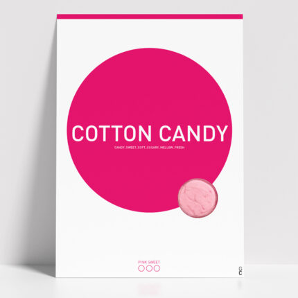 Póster Cotton Candy minimalista con círculo rosa intenso que simboliza algodón de azúcar y cápsula con textura de algodón sobre fondo blanco