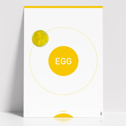 El póster "EGG" es una pieza única dentro de la colección Food Collection , que aprovecha la elegancia natural de los nuestros para llevar color y creatividad a tu cocina o cualquier otro espacio del hogar. Su forma delicada y el contraste entre su superficie lisa y la textura de las plumas que lo acompañan, transmite una sensación de fragilidad y belleza.