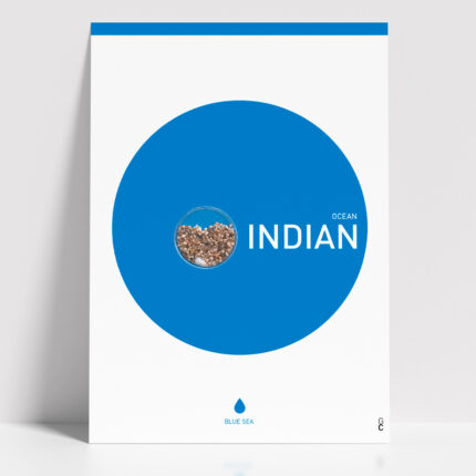 Póster Indian minimalista con círculo azul y diseño inspirado en el océano sobre fondo blanco