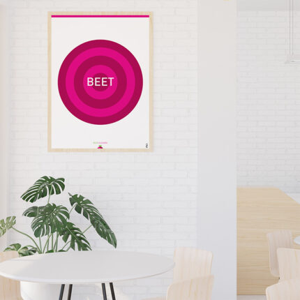Dale un toque de color y creatividad a tu cocina con el póster "BEET" de la FOOD COLLECTION. Su diseño vibrante y moderno es perfecto para llenar tu espacio de energía y estilo. Además, incluye una CÁPSULA CREATIVA, un detalle especial que podrás adherir una vez enmarcado para personalizarlo a tu gusto. ¡Saca el artista que llevas dentro y convierte tu pared en una obra única!