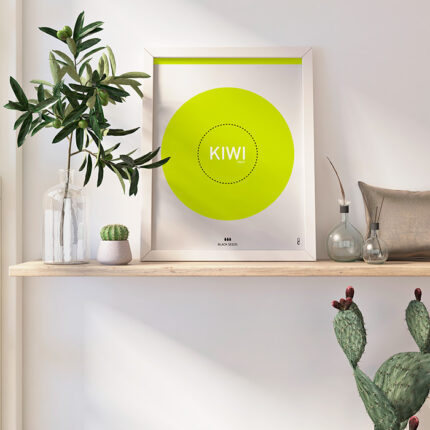 El póster "KIWI" de la colección Food Collection es una pieza decorativa vibrante y fresca, perfecta para añadir un toque natural a cualquier espacio. Con una imagen detallada de un kiwi, desde su piel hasta las entonces interiores, este diseño aporta color y estilo a tu cocina o comedor. Es ideal para quien busca una decoración moderna, energética y fácil de combinar con otros pósteres de la misma colección. El póster "KIWI" aporta fresco y vitalidad a cualquier ambiente.