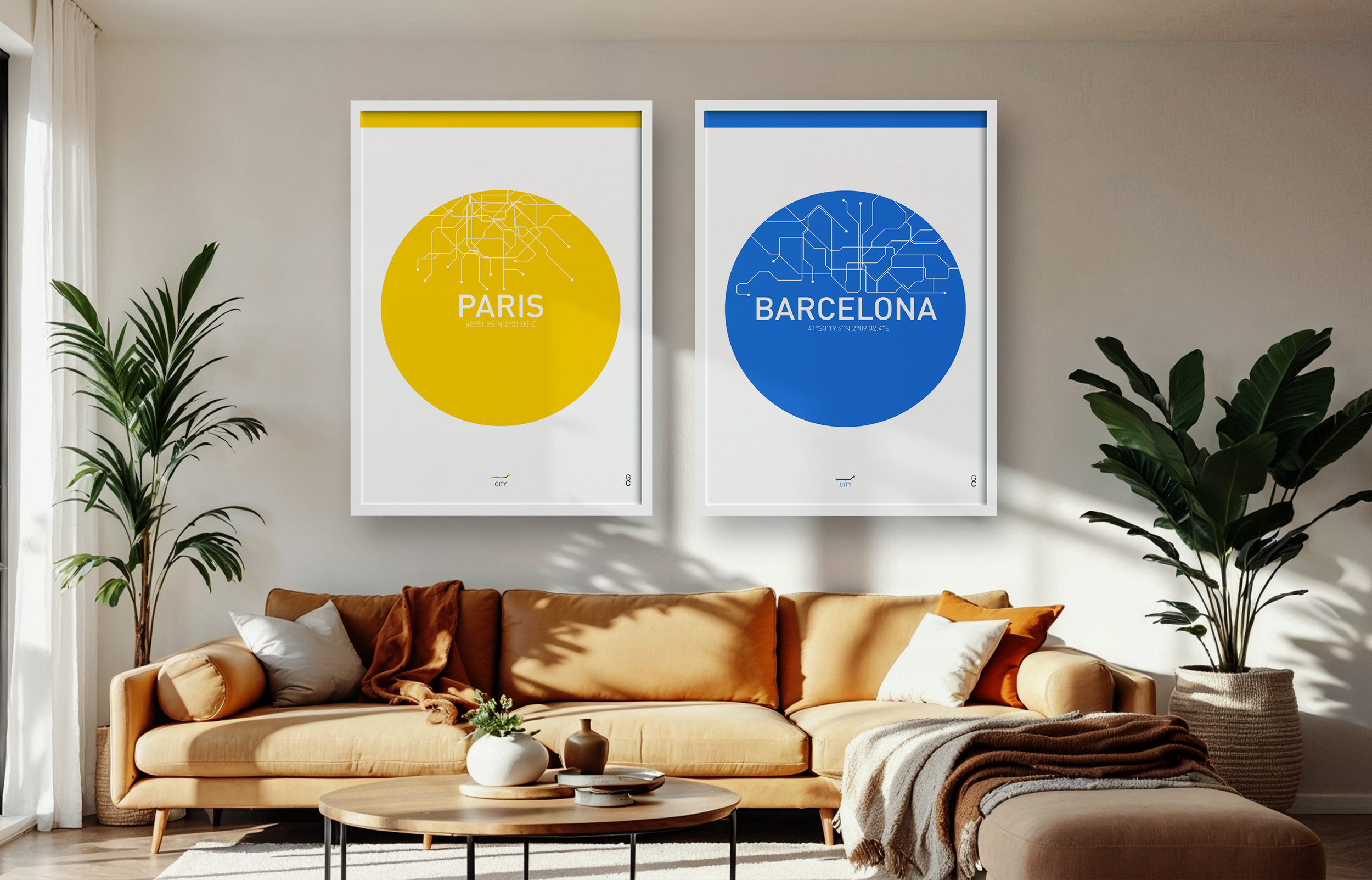 Posters decorativos minimalistas de ciudades Paris y Barcelona en un salón moderno con sofá beige y decoración contemporánea.