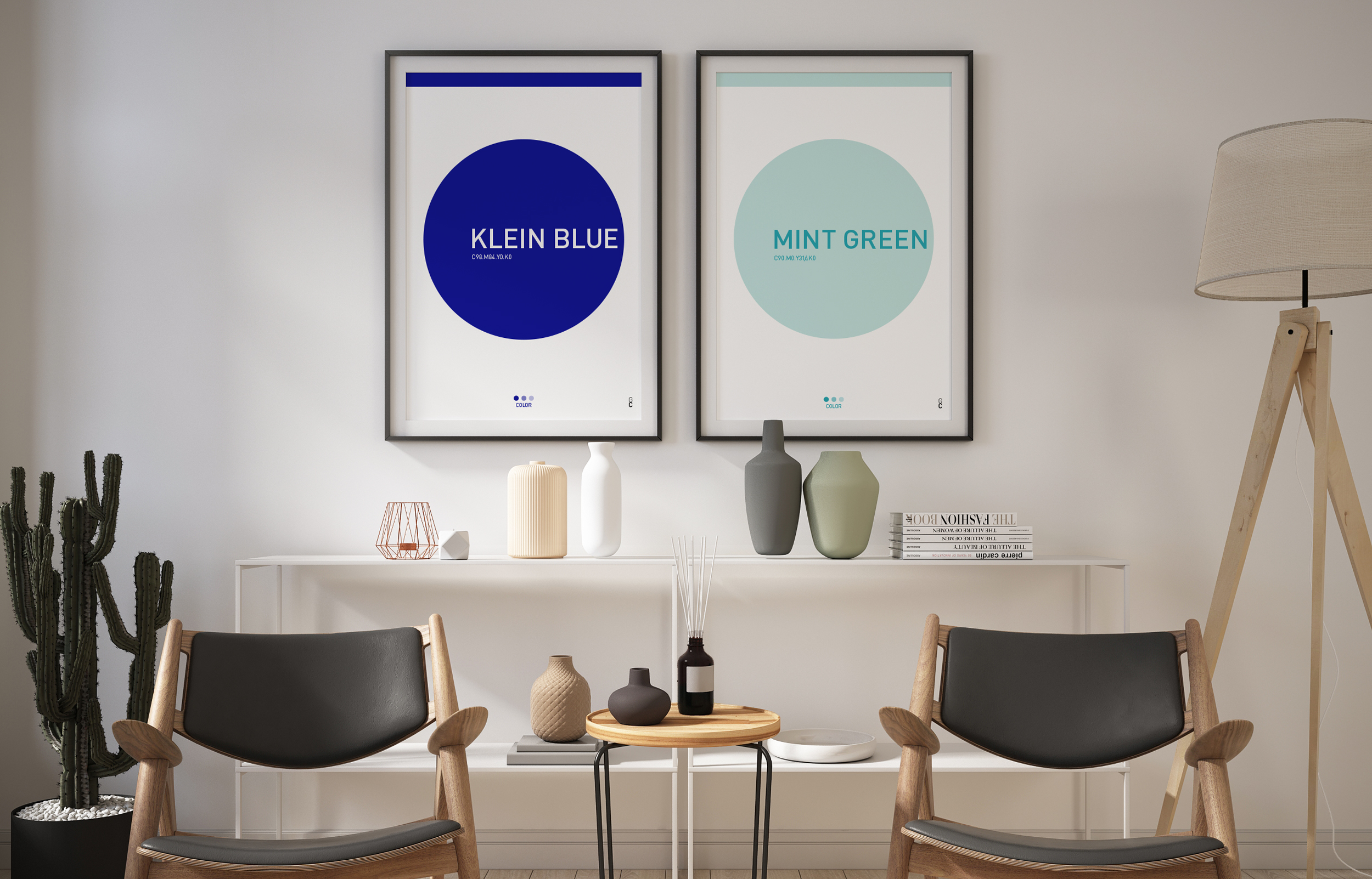 Posters decorativos minimalistas en tonos azul Klein y verde mint en un salón moderno de estilo nórdico y contemporáneo.