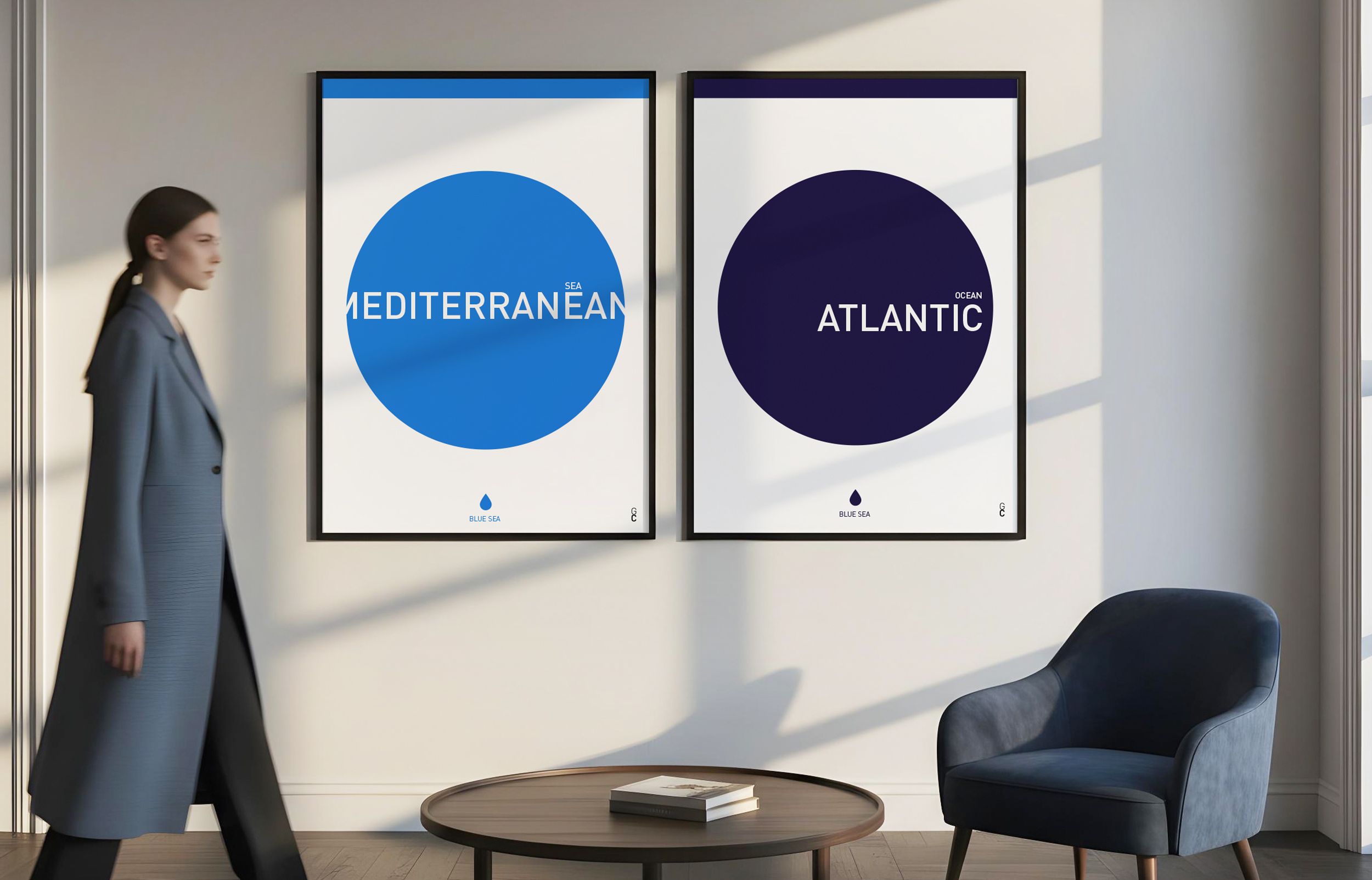 Posters decorativos minimalistas inspirados en océanos Mediterráneo y Atlántico en un interior moderno y elegante.